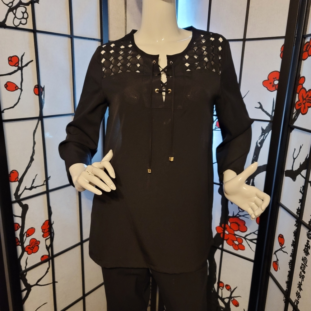 ANNE KLEIN BLACK ELEGANT  LADIES BLOUSE WITH SHEER SHOULDER ART/SIZE MEDIUM - Picture 2 of 13